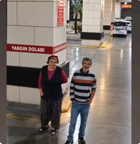 CelalKucuker's tweet photo. Üniversiteye başlayan bir genç, otogarda kendisini yolcu eden anne ve babasını resmini paylaşmış ve altınada not düşmüş. 
  "Başarmak için tek sebebim." diye

Bende kısa bir şey eklemak istiyorum.

Ceplerindeki son parayı sana verip, “Biz idare ederiz.” diyen o bakışları yaşamış birisi olarak çok iyi bilirim.

Okulda paraya ihtiyacın olduğunda sana hiç “Yok.” demeyecekler. Belki kendileri aç kalacak, belki kimseden istemeye yüzleri olmayacak ama bir yerlerden borç bulup yine sana gönderecekler. Sen ise onların nelerden vazgeçtiğini hiçbir zaman bilemeyeceksin.

Dostum, o diplomayı aldığında sadece bir okul bitirmiş olmayacaksın. Onların sessizce çektiği bütün sıkıntıların, döktüğü alın terinin hakkınıda alacaksın.

Senin için başarmak bir tercih değil, sana inanan bu insanlara vefa borcudur.