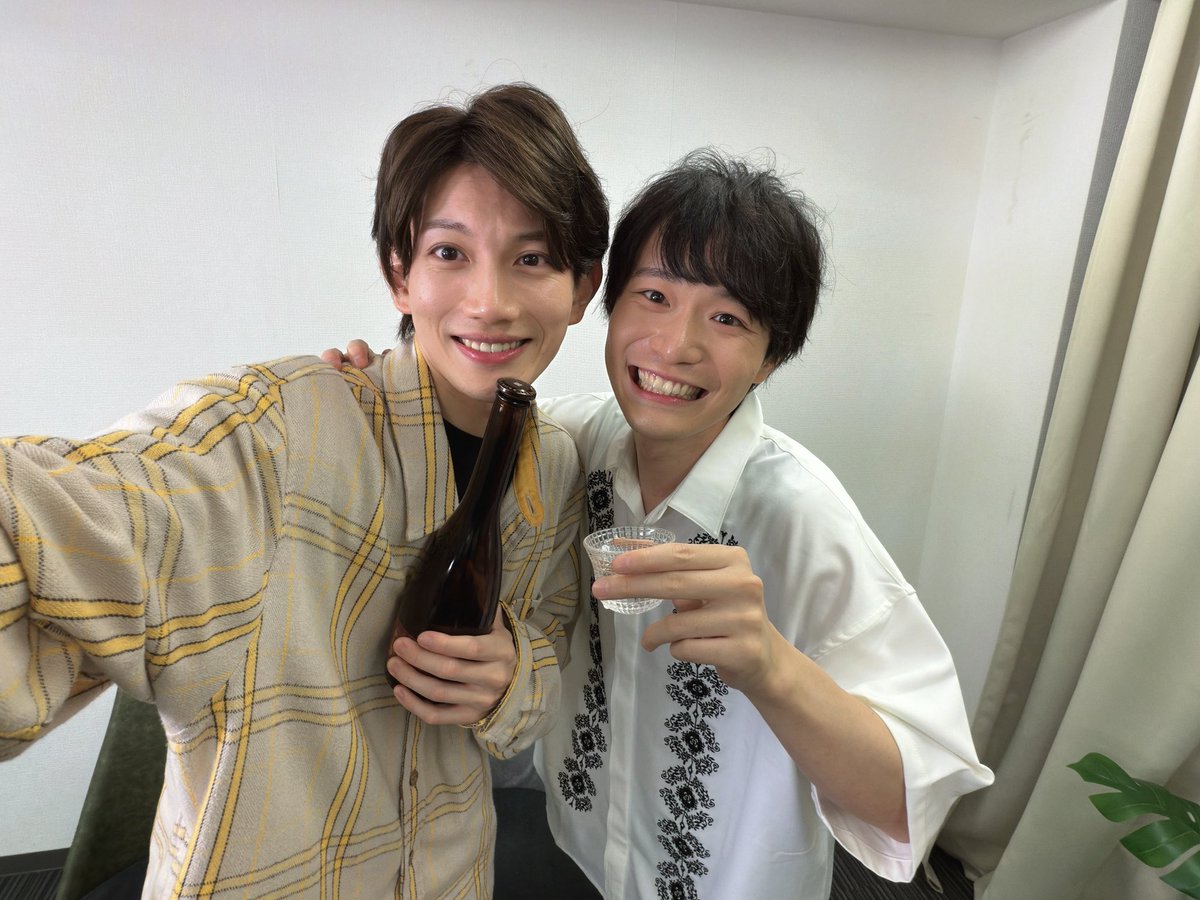 akazawa_taro's tweet photo. 「赤澤遼太郎と佐藤元のちょっと一杯付き合って」 第一回放送終了しました！
ありがとうございました！
えっと！あの！
大好きな人との配信ですごく嬉しいです。
なんかたくさんプライベートの姿を出してしまって恥ずかしいので見ないでください！
ハッシュタグは来月決めたらな決めるね！
おやすみなさい🍶
今月のお酒は、黒龍でした🐉
https://t.co/33weAkbktU