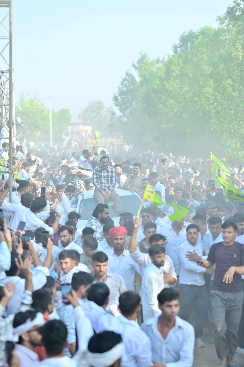 hanumanbeniwal's tweet photo. खरनाल (नागौर) में परम आराध्य वीर तेजाजी महाराज के बलिदान दिवस पर आयोजित विश्व विख्यात मेला महोत्सव में पहुंचने पर ग्रामीणों व मंदिर समिति ने स्वागत किया | https://t.co/rSht3X7n6H