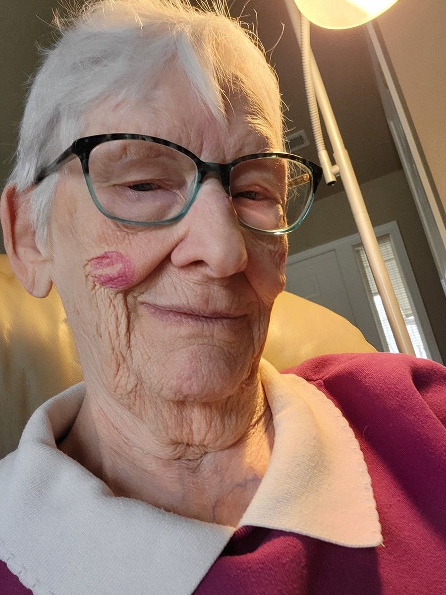 Vesta8090985584's tweet photo. Not too old to blow a kiss https://t.co/BVmm2sJXC4