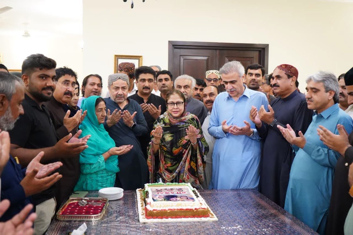 touseefdhamrah's tweet photo. ٹکرز

پاکستان پیپلز پارٹی کے چیئرمین بلاول بھٹو زرداری کی سالگرہ بھٹو ہاؤس نوڈیرو میں منائی گئی

پی پی پی شعبہ خواتین کی مرکزی صدر فریال تالپور نے چیئرمین بلاول بھٹو زرداری کی سالگرہ کا کیک کاٹا۔
#HBDBilawalBhuttoZardari https://t.co/avCtdXAsxL