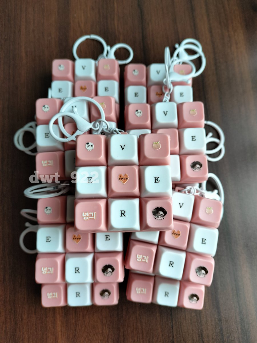 dwt_922's tweet photo. ✨ JINYOUNG DAY GIVEAWAY ✨

🏆 10 winners
🎁 10 set [fidget keys keyring, lanyard &amp; sticker]

Rules:
🍑 ahgase/nyeongsunis 🇮🇩
🍑 rt &amp; like tweet ini
🍑 reply apa saja about Jinyoung
#️⃣ #해피녕탄절 #CODE32ForJinyoung

⌛ends on Sept 22 at 22.00 WIB

Good luck!! 🧡 https://t.co/n1NJLJu1Zj