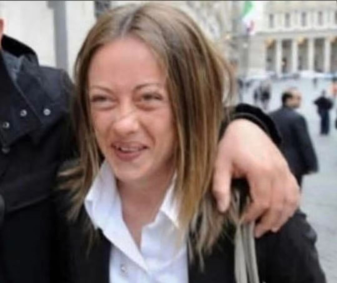 baffi_francesco's tweet photo. Ma nel frattempo, fra una foto e l'altra, cosa sarà successo? https://t.co/Ftw9C8zEOr