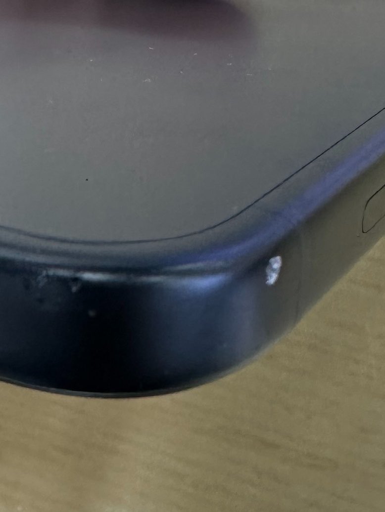 sunnny1583's tweet photo. Brooo, the aluminium unibody on iPhones is so weak!!

My friend’s brand-new iPhone 18 Pro got a minor dent after he accidentally dropped it from a very low height… 😭 https://t.co/fmjsLrlnPD