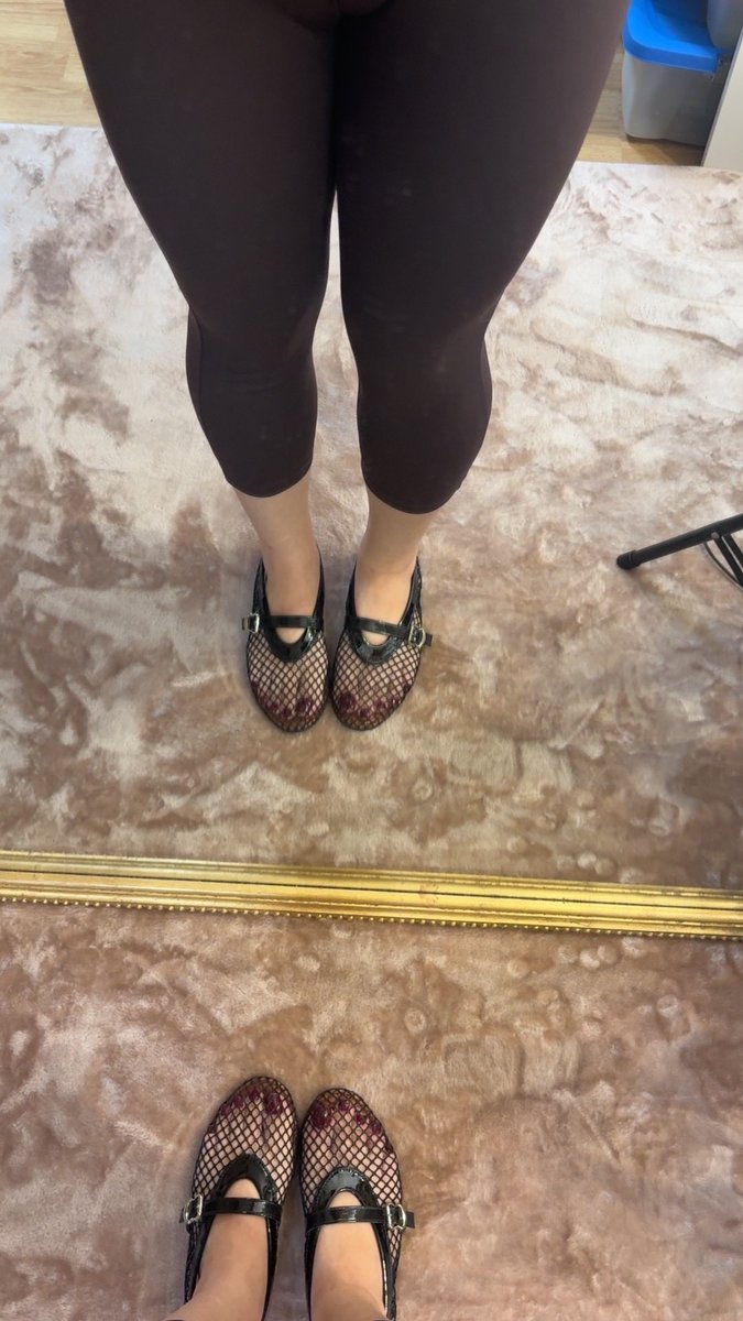 queendi69's tweet photo. Dis donc les 10 k d’abonnés c’est pour quand ? J’aimerai bien passer ce pallier quand même 😡👸🏻#feetfetısh #feet #ballerine #fetichiste #soumis https://t.co/Uecu4J3BDi