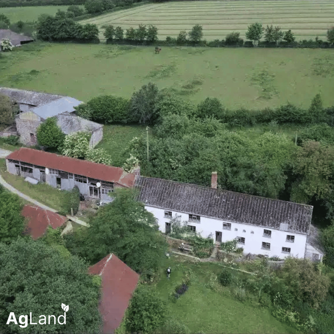 AgLandUK's tweet photo. NEW AGLAND SELLER LISTING 📢

A remarkable 18-acre dream property for equestrians and smallholders, with a range of character features in the family home, stables and outbuildings, quintessential country garden, and unspoiled views across the surrounding countryside. https://t.co/Ay8qPwH6xl