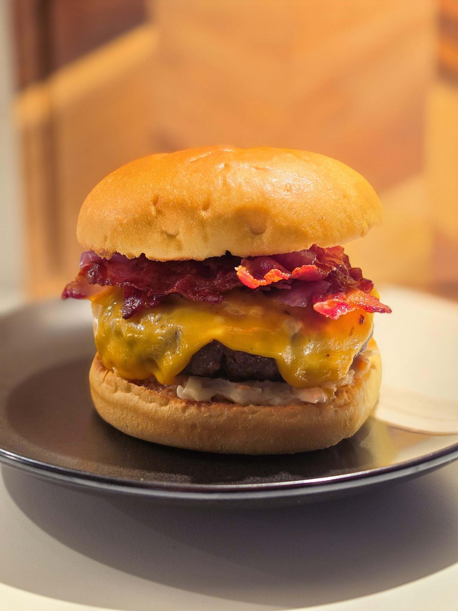 homevsfastfood's tweet photo. [Homemade] Bacon cheeseburger
#homemadeburger #baconcheese #gourmetathome #burgerlove #cookathome #homecooking #food #recipes #foodpic #foodie #foodlover #cooking #hungry #goodfood #homecookingvsfastfood https://t.co/gEv7LwR6UC