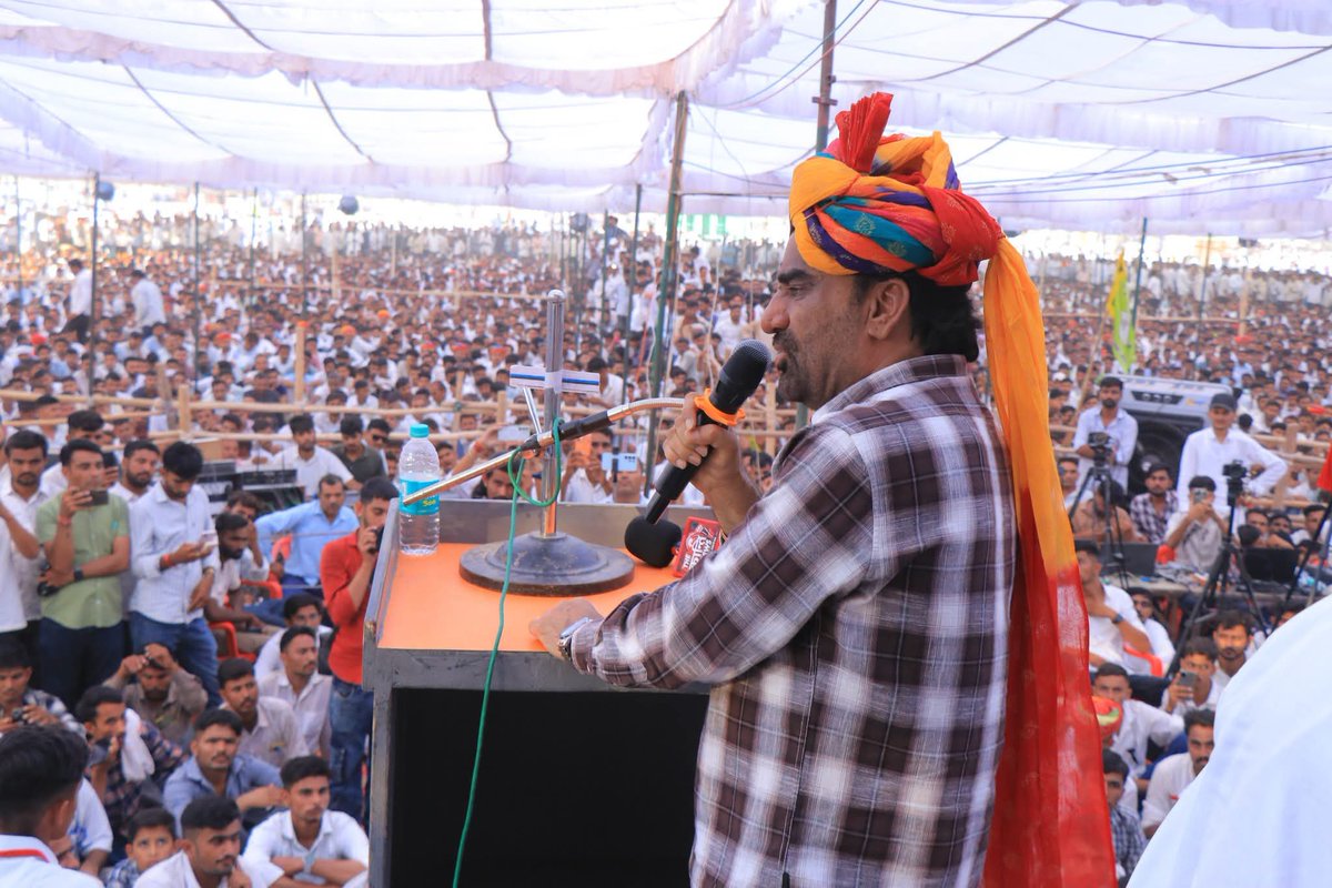 hanumanbeniwal's tweet photo. खरनाल (नागौर) में लोकदेवता वीर तेजाजी महाराज के बलिदान दिवस के अवसर पर आयोजित ऐतिहासिक जनसभा में श्रद्धालुओं का विशाल जनसैलाब उमड़ा। प्रदेशभर से बड़ी संख्या में श्रद्धालु खरनाल पहुंचे और वीर तेजाजी महाराज के दर्शन कर उन्हें श्रद्धापूर्वक नमन किया।
खरनाल धाम के विकास और यहां आने वाले श्रद्धालुओं की सुविधाओं में किसी प्रकार की कमी नहीं आने दी जाएगी।
मैंने तेजाजी मंदिर के विकास के लिए एक करोड़ रूपये नगद अखिल भारतीय वीर तेजा जन्म स्थली संस्थान के पदाधिकारियों व सदस्यों को सुपुर्द किये |
#Kharnal #Nagaur
