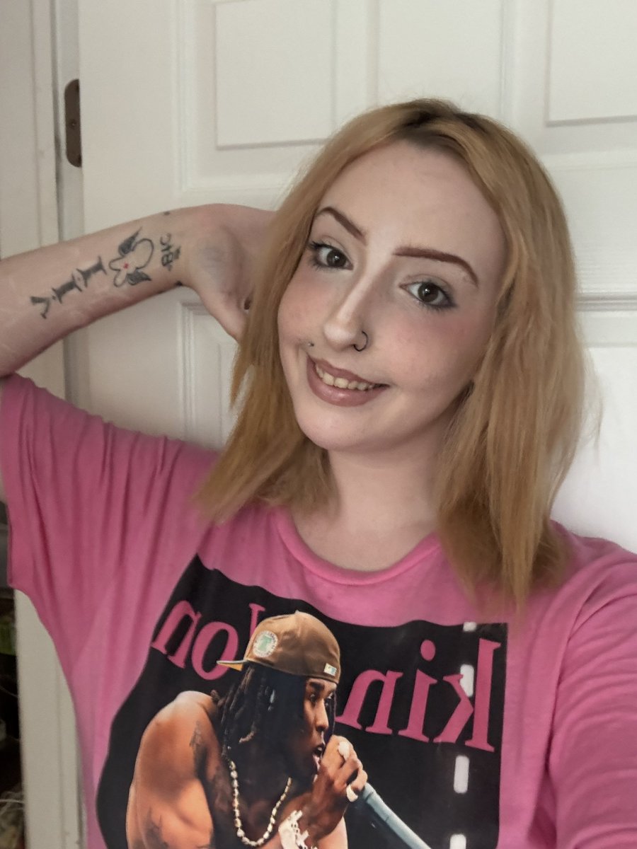 eatitemma's tweet photo. And the power of makeup me before and after (have a good canvas too tho 🩷) #makeup #glowup #transformation #eyebrows #beauty https://t.co/0yqVLZppwB