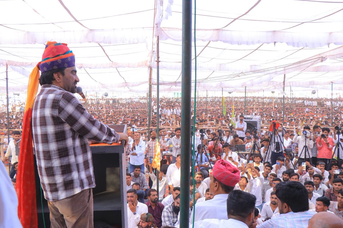 hanumanbeniwal's tweet photo. खरनाल (नागौर) में लोकदेवता वीर तेजाजी महाराज के बलिदान दिवस के अवसर पर आयोजित ऐतिहासिक जनसभा में श्रद्धालुओं का विशाल जनसैलाब उमड़ा। प्रदेशभर से बड़ी संख्या में श्रद्धालु खरनाल पहुंचे और वीर तेजाजी महाराज के दर्शन कर उन्हें श्रद्धापूर्वक नमन किया।
खरनाल धाम के विकास और यहां आने वाले श्रद्धालुओं की सुविधाओं में किसी प्रकार की कमी नहीं आने दी जाएगी।
मैंने तेजाजी मंदिर के विकास के लिए एक करोड़ रूपये नगद अखिल भारतीय वीर तेजा जन्म स्थली संस्थान के पदाधिकारियों व सदस्यों को सुपुर्द किये |
#Kharnal #Nagaur