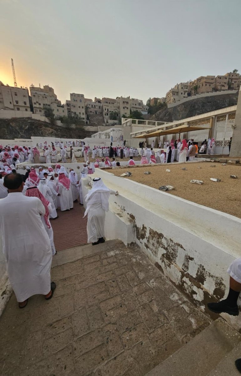 HaramainInfo's tweet photo. Jannatul Muallah Graveyard in Makkah today after Asr Prayers https://t.co/F2EMozj3z6