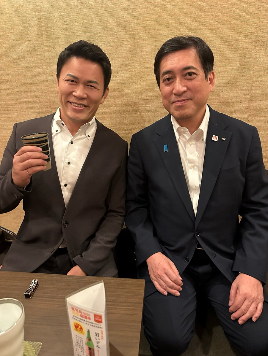 genki_sudo's tweet photo. 劇団サイエンスフィクション眼鏡、鹿児島公演が無事に終了しました！

今回は、2人芝居と、地元のアナウンサーの皆さんが集結した朗読劇の二本立て。
そして劇団にとって、記念すべき初の地方公演！

劇団員の岡本安代が地元・鹿児島ということもあり、ご家族をはじめ、地元の皆さまにも本当にたくさん応援していただきました。

会場に足を運んでくださった皆さま、お忙しい公務の中、鹿児島県の塩田康一知事に打ち上げに参加いただき感謝です。

また鹿児島でお会いできる日を楽しみにしています！

#劇団サイエンスフィクション眼鏡