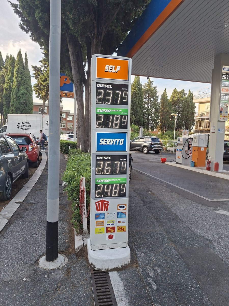 andydemar's tweet photo. @FratellidItalia E voi di televendite ve ne intendete. Come dimenticare quella scenetta della Meloni al distributore. Ora faccia quello che "pretendeva", che chiedeva! https://t.co/BmCpsmxHHi
