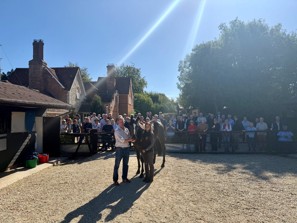 RacingClubVIP's tweet photo. Great to see so many Racing Club owners at Jamie Snowden’s this morning! ☀️🏇

The horses looked fantastic, including Wendigo, Handlethekettle, Legendary Luke, A Path To Ronda &amp; new recruit Changing Lanes (available later this week 👀) 💙💛

Thanks to @jamiesnowden &amp; the team! https://t.co/6khzC6Kw4M