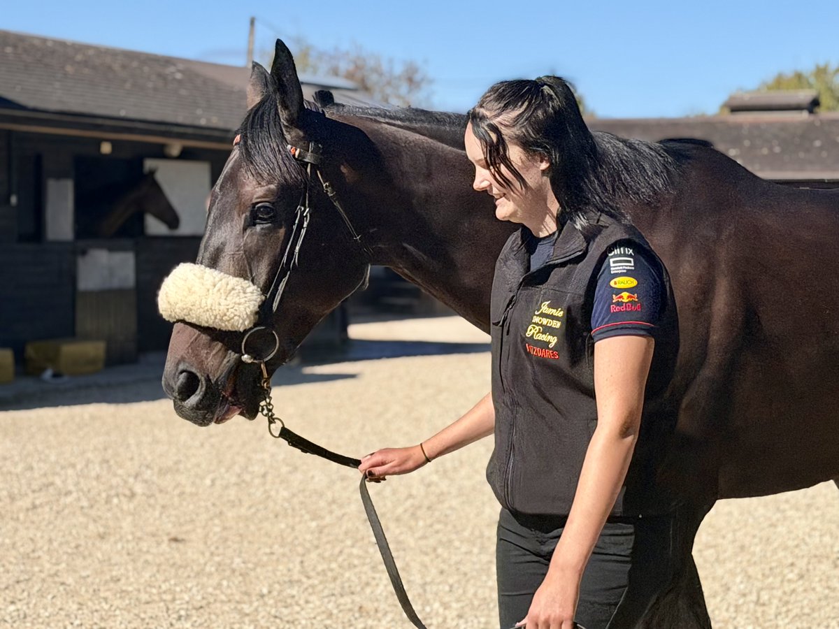 RacingClubVIP's tweet photo. Great to see so many Racing Club owners at Jamie Snowden’s this morning! ☀️🏇

The horses looked fantastic, including Wendigo, Handlethekettle, Legendary Luke, A Path To Ronda &amp; new recruit Changing Lanes (available later this week 👀) 💙💛

Thanks to @jamiesnowden &amp; the team! https://t.co/6khzC6Kw4M