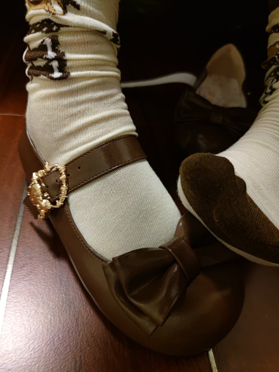 AooMoN676's tweet photo. 爬过来给祖宗舔袜子，叽叽小的贱狗舔棕色的袜袜

#女s #男m #贱狗 #贱狗舔脚 #原味袜子 #白丝 #过膝袜 https://t.co/2Y8zU0iruw