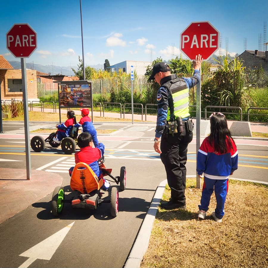emov_ep's tweet photo. #EMOVEduca 🚸
👧🧒 El Parque Vial de Ricaurte recibió una visita especial. Los niños de la Escuela Estados Unidos de Norteamérica llegaron hasta nuestras instalaciones para aprender, jugar y descubrir que la seguridad vial salva vidas.
#EMOVContigo 💙
@MarisolPenaloz2
@AlcaldiaCuenca1