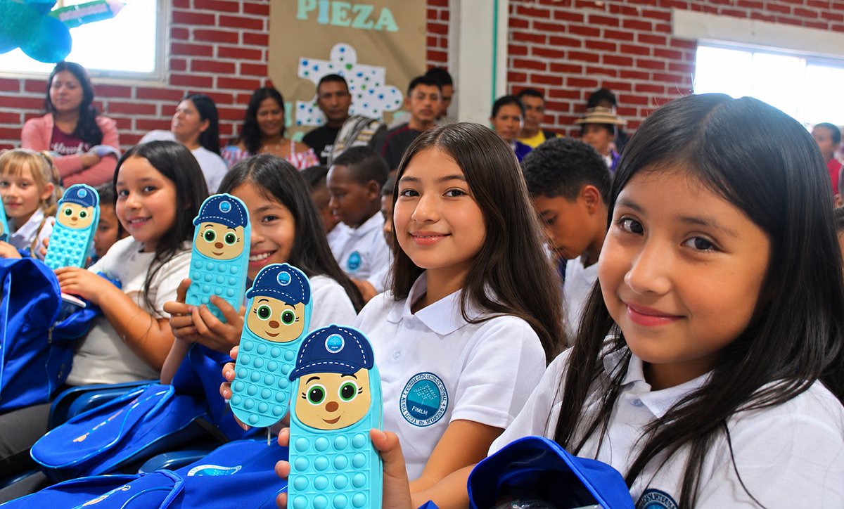 FIMLM's tweet photo. #MiNuevaFamilia |💙 Estudiantes de la Institución Educativa Centro de Formación e Investigación Misak en Cauca, recibieron uniformes, calzado, morral con kits escolares y elementos de higiene personal, brindándoles herramientas para su proceso educativo con mejores condiciones. https://t.co/iWKrODFtWW