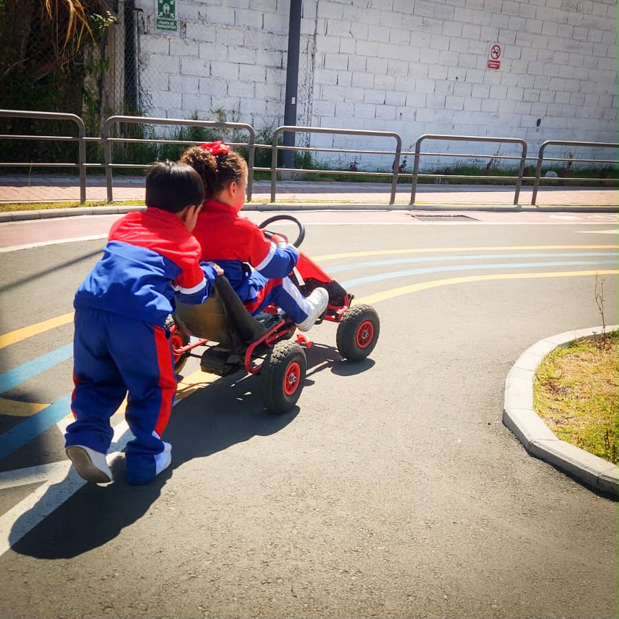 emov_ep's tweet photo. #EMOVEduca 🚸
👧🧒 El Parque Vial de Ricaurte recibió una visita especial. Los niños de la Escuela Estados Unidos de Norteamérica llegaron hasta nuestras instalaciones para aprender, jugar y descubrir que la seguridad vial salva vidas.
#EMOVContigo 💙
@MarisolPenaloz2
@AlcaldiaCuenca1