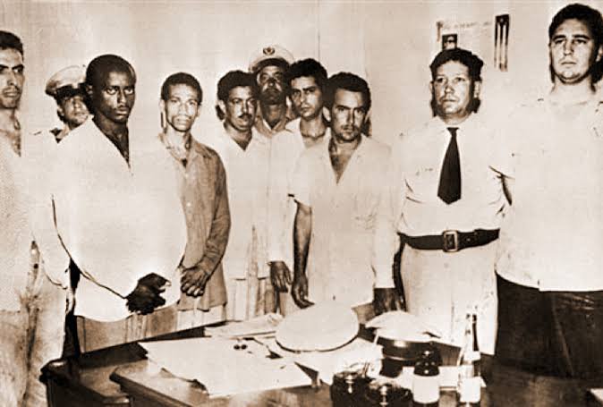 DayceeG51059's tweet photo. #Cuba En 1953 comenzó el juicio por la Causa 37, que procesaba a los asaltantes de los cuarteles Moncada y Carlos Manuel de Céspedes. De aquel proceso emergió el histórico alegato la historia me absolverá.
#TenemosMemoria
#LaHabanaViveEnMí https://t.co/eu2kF7Hdj6