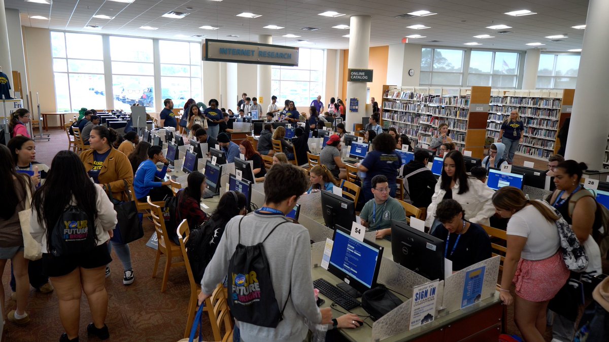 SeminoleState's tweet photo. 📣 @SCPSInfo seniors! 
Decision Day is Nov. 6! Explore programs, play games and see our campus! Register and submit your permission slips to your school counselors by Oct. 30 and get ready to spend the day as a Raider.

🔗https://t.co/yV6ugT7A6X

#SSC #GoStateGoFar https://t.co/KLBLky576T