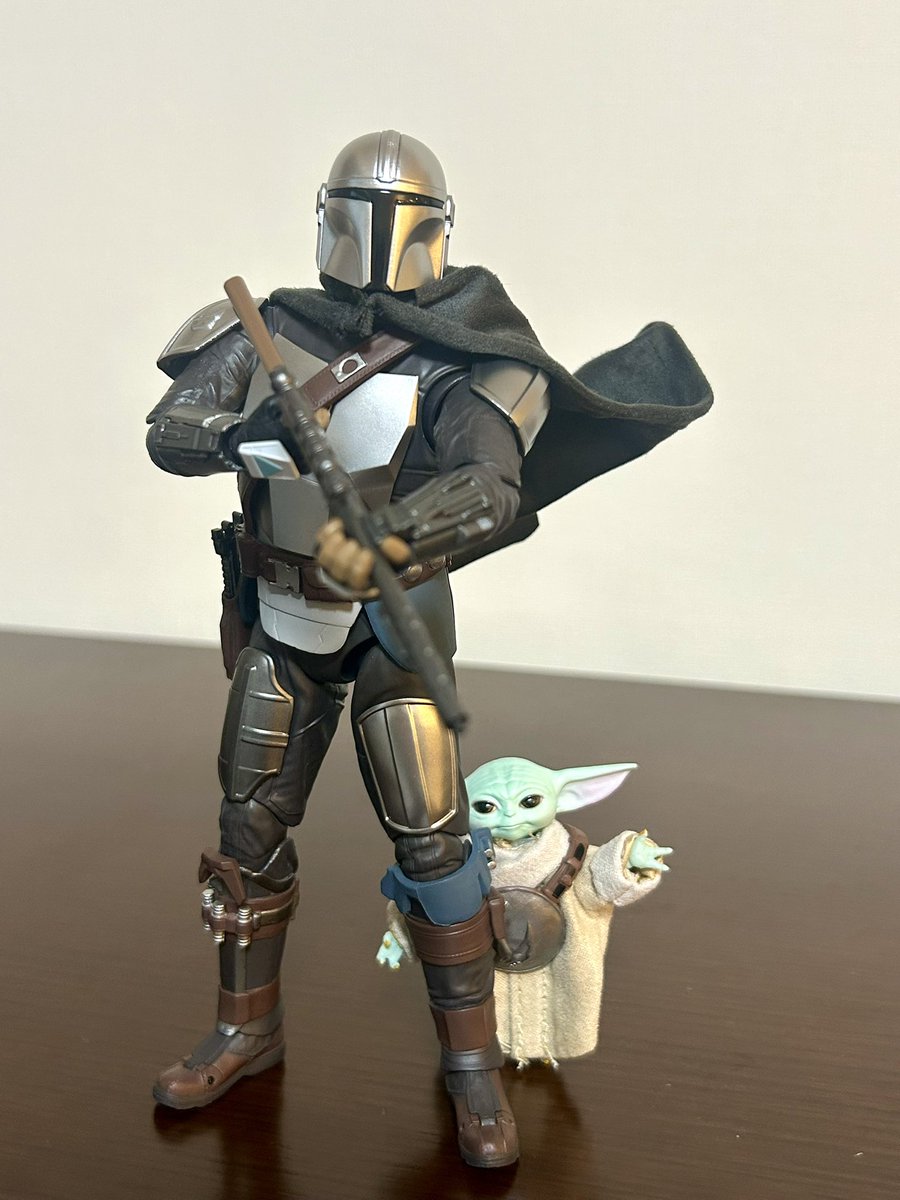 yoshi_dmai's tweet photo. だいぶ前に予約注文していたマンダロリアン＆グローグーのアクションフィギュアがやっと届いたー！
付け替えパーツがたくさん付いていて、ポージングも自在で、楽しい！
こういう自由度の高いフィギュアはあまり買ったことがないので、夫と夢中になりながらひとしきり遊ぶ。 https://t.co/g413drfkFy
