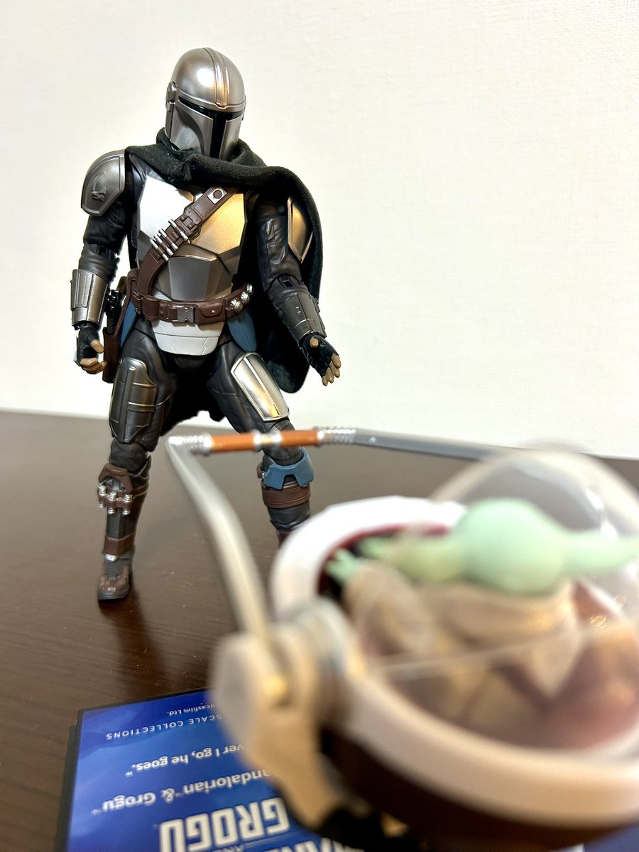 yoshi_dmai's tweet photo. だいぶ前に予約注文していたマンダロリアン＆グローグーのアクションフィギュアがやっと届いたー！
付け替えパーツがたくさん付いていて、ポージングも自在で、楽しい！
こういう自由度の高いフィギュアはあまり買ったことがないので、夫と夢中になりながらひとしきり遊ぶ。 https://t.co/g413drfkFy