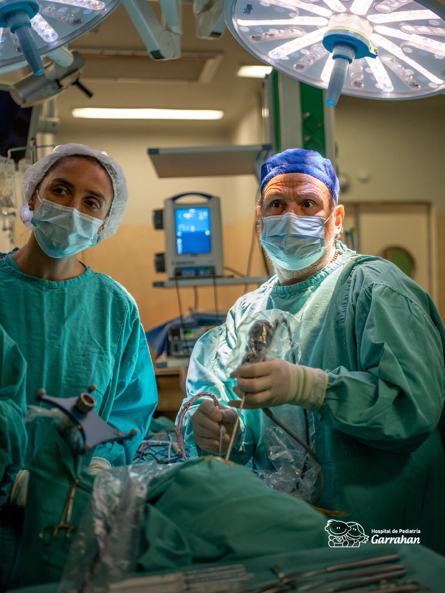 HospGarrahan's tweet photo. EXTIRPAMOS UN TUMOR CEREBRAL A TRAVÉS DE LA NARIZ A UNA NIÑA DE 10 AÑOS 

Nuestros equipos de Neurocirugía y Otorrinolaringología realizaron un abordaje endoscópico endonasal para extirpar un tumor en la base del cráneo a una paciente de 10 años. Una práctica poco frecuente en pediatría que reduce la invasividad del procedimiento favoreciendo la recuperación posoperatoria. 

Los quirófanos del Garrahan atraviesan un proceso de modernización. La inversión en equipamiento de última generación y la eficiencia obtenida en los equipos de trabajo permiten ampliar nuestra capacidad en intervenciones de alta complejidad y, consecuentemente, mejorar la atención de los niños.