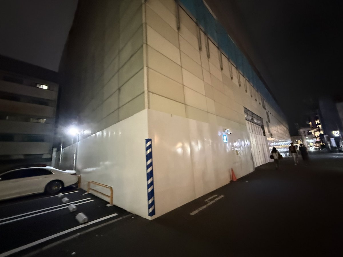 osaka2shin's tweet photo. これ、どこか分かります…？

千日前の美園ビルです。

工事が進んで、
もうあの特徴的な建物がほとんど見えなくなってました。

こうなることは分かってた。

でも、

いざ姿が見えなくなると想像以上に寂しい🥹

ここ通るたびに見てた建物だっただけに千日前の景色が一気に変わった感じするなぁ…😂

#大阪あるある 
#あるある 
#美園ビル 
#工事中
#大阪民に教えたい