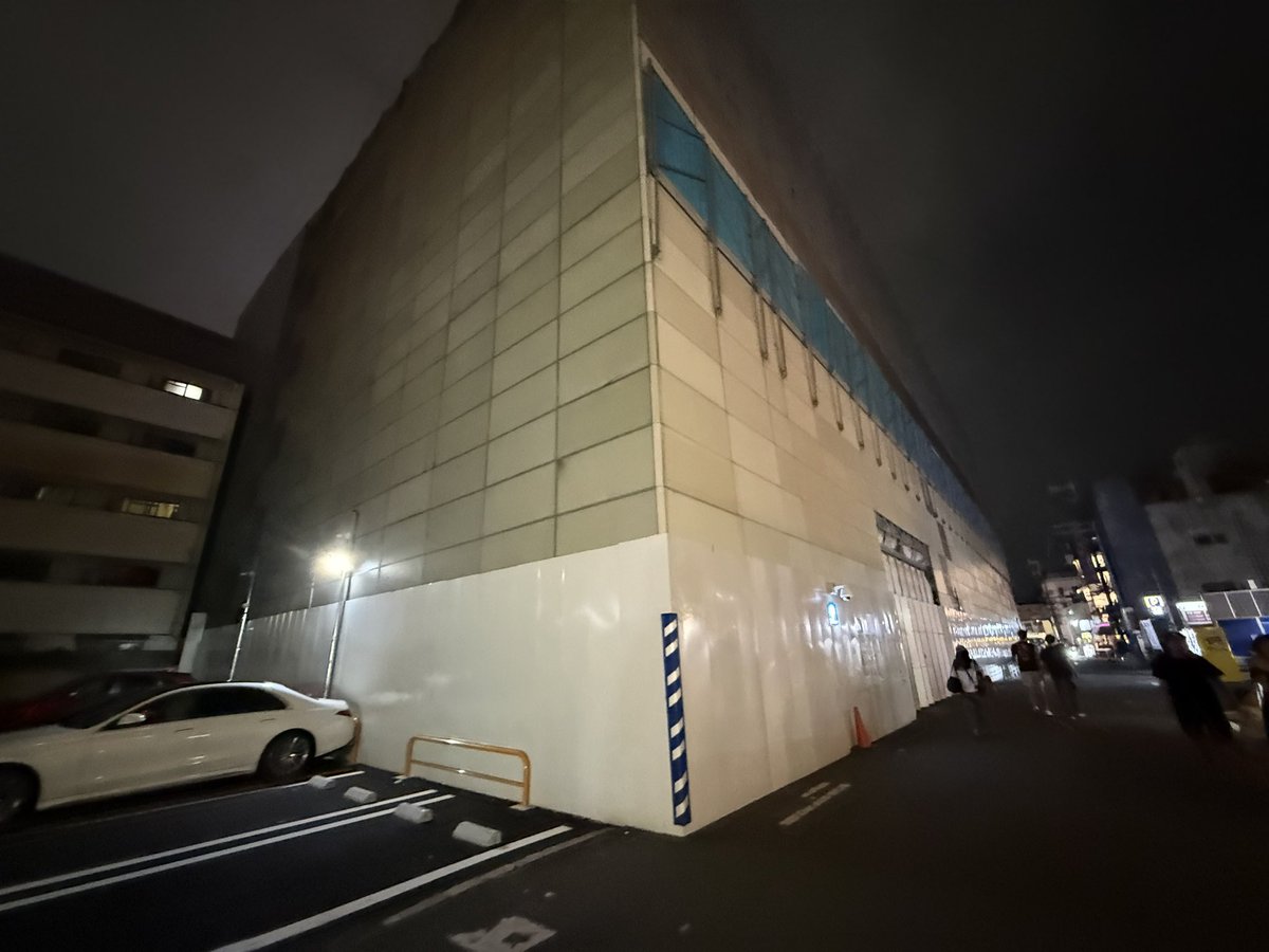 osaka2shin's tweet photo. これ、どこか分かります…？

千日前の美園ビルです。

工事が進んで、
もうあの特徴的な建物がほとんど見えなくなってました。

こうなることは分かってた。

でも、

いざ姿が見えなくなると想像以上に寂しい🥹

ここ通るたびに見てた建物だっただけに千日前の景色が一気に変わった感じするなぁ…😂

#大阪あるある 
#あるある 
#美園ビル 
#工事中
#大阪民に教えたい