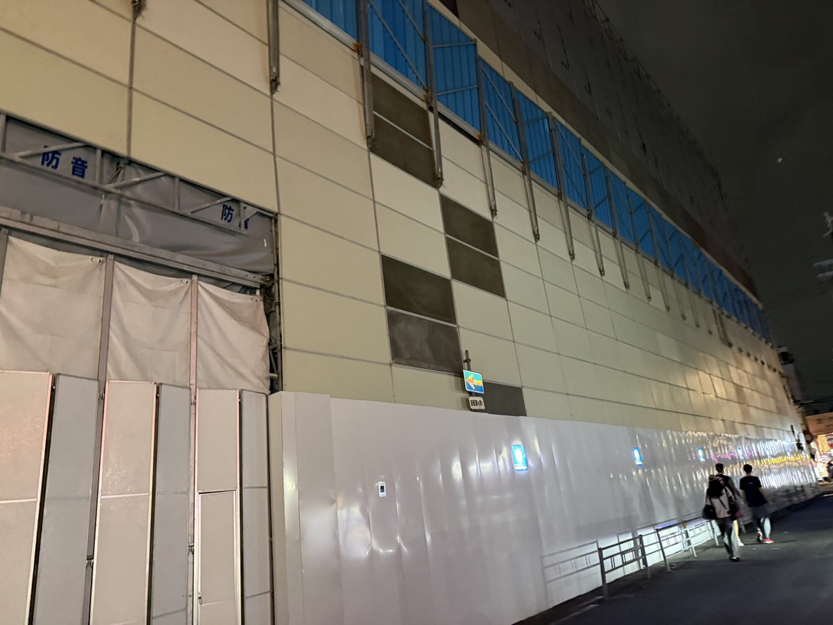 osaka2shin's tweet photo. これ、どこか分かります…？

千日前の美園ビルです。

工事が進んで、
もうあの特徴的な建物がほとんど見えなくなってました。

こうなることは分かってた。

でも、

いざ姿が見えなくなると想像以上に寂しい🥹

ここ通るたびに見てた建物だっただけに千日前の景色が一気に変わった感じするなぁ…😂

#大阪あるある 
#あるある 
#美園ビル 
#工事中
#大阪民に教えたい