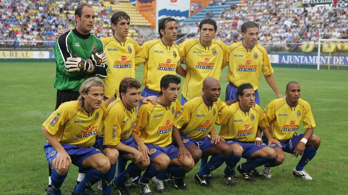 Losotros18's tweet photo. 👀 Por si no lo recuerdas, no habías nacido o simplemente solo tenías ojitos para los clubes de siempre, has de saber que...

🥇 en diciembre de 2004 el @villarrealcf fue el mejor equipo del mundo. Casi nada. 

Historia grogueta. Hitos de nuestros equipos de #LaLiga https://t.co/1UWjHofoKp