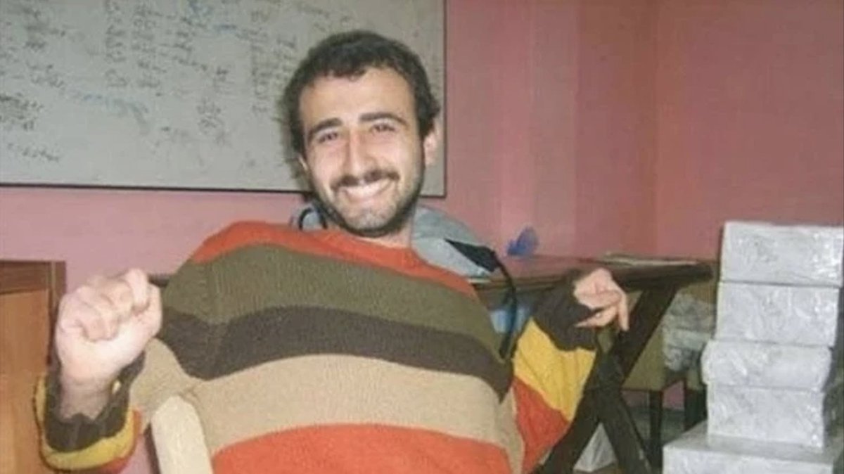 girav___'s tweet photo. "İnsan bir kez yaşar, bir kez ölür.
 Devrimci, ikisini de doğru yapandır."

Saygı ve minnetle..
 #AzizGüler https://t.co/MZQdJo54aJ