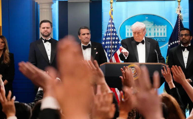Pat77432407's tweet photo. BOYCOTT HISTORIQUE À LA MAISON-BLANCHE : LES MÉDIAS FONT BLOC CONTRE TRUMP !

Coup de théâtre à Washington ! 

En soutien à CNN, écartée par l'administration Trump, les quatre grands réseaux américains du « pool » présidentiel (CBS, ABC, NBC et Fox) ont pris une décision radicale : ils suspendent immédiatement leur couverture du président.

Front uni des chaînes : Même Fox News s'associe au mouvement pour refuser de filmer les événements présidentiels.

Boycott total : Plus aucune image commune ne sera redistribuée tant que la situation persistera.

Un bras de fer inédit et sans précédent entre la presse américaine et la Maison-Blanche !

https://t.co/nnuOKxI1vq