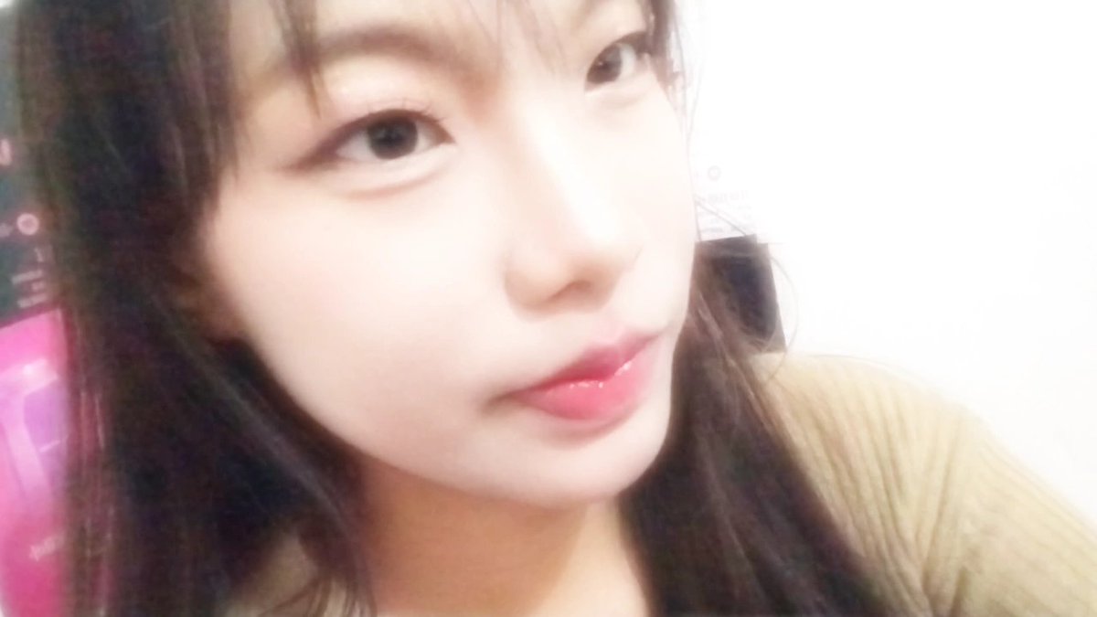 ausieeuu's tweet photo. my first ssd btw ✌️✌️,knd nervous. . .
#ShottiesSelcaDay #SSD #4shosd #RYUL #LNGSHOT #롱샷 @LNGSHOT4sho https://t.co/9yig2C9dob