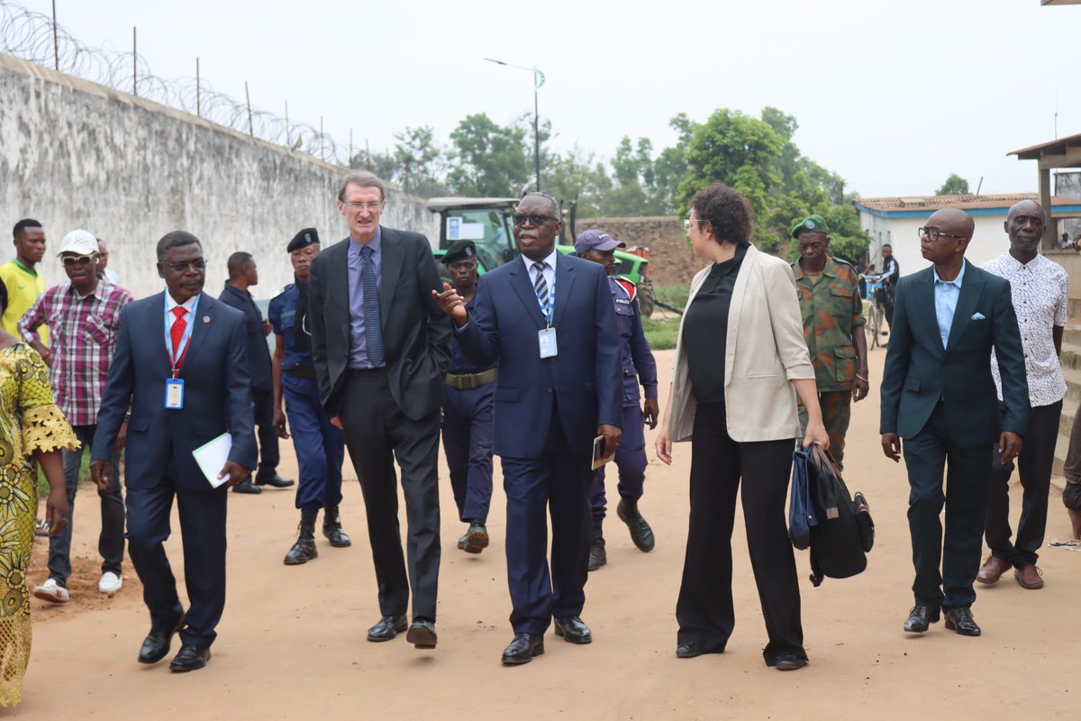 PNUDRDC's tweet photo. 🤝 Le PNUD a accueilli à Kananga S.E. Douglas Carpenter, Ambassadeur et Chef de la Délégation de l’Union européenne en RDC. Cette visite a permis des échanges approfondis sur les réalités du Grand Kasaï, les enjeux de paix, de justice et de stabilité, ainsi que sur le renforcement du partenariat pour un développement inclusif et durable. 🇪🇺🇺🇳 #PNUDRDC #UnionEuropéenne #GrandKasaï