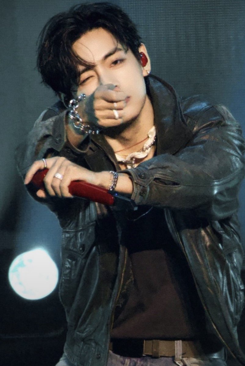 SongAngel15's tweet photo. Historically, Kim Taehyung was named the Idol of Idols by K media for his outstanding stage presence.  Rookies in Kpop have always studied his fancams, and Son Sung-deuk, BTS choreographer, instructed the other members to watch and learn from him because Tae understood that facial expressions enhanced the choreography. Members have not only admitted studying his performances, but also have clearly stated he learns choreography the quickest and remembers it the best! 

When Taehyung appeared on Suchwita, Yoongi told him that all his contacts in the industry regard Tae as the ultimate idol, having the full package of what it takes to be the best!  Tae blushed and showed his characteristic humility, but the experts are right. All he needs for the whole world to know he is outstanding is the spotlight. 

TAEHYUNG AT IHEART FESTIVAL
ICONIC SHOWSTOPPER V #VxiHeartRadioMusicFestival #TaehyungxiHeartFestival2026