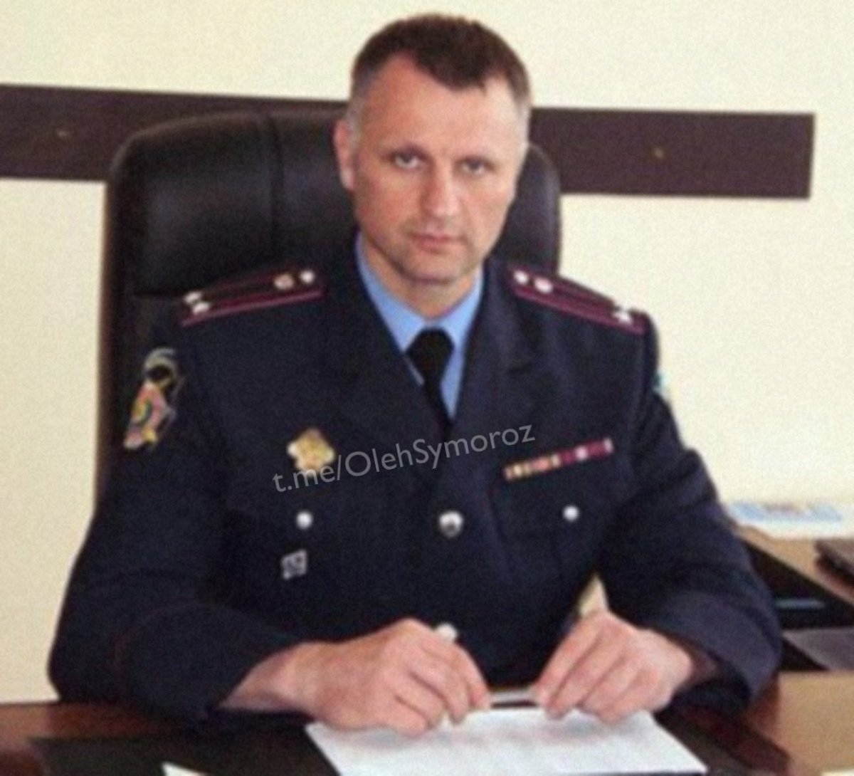 SymorozOfficial's tweet photo. Познайомлю Вас з тим, хто безпосередньо віддавав вказівки Кличка тітушкам з Муніципальної охорони на Теремках, персонаж дуже цікавий. 

Комунальну організацію «Муніципальна охорона» при КМДА очолює міліціонер Сергій Чернишов. Він є вихідцем з міліції Донбасу. Перебрався в Київ разом з Андрієм Крищенком, який тривалий час очолював столичну поліцію. Сам же Чернишов очолював Дарницьке та Святошинське районне управління поліції. Не цурався він під час протестів громади проти незаконних забудов, застосоувати проти них силу та покривати тітушок. Далі його звільнили з поліції, але таких кадрів Кличко не забуває, тож він миттєво очолив Муніципальну охорону, тоді з цієї причини звідти звільнилося дуже багато ветеранів.

У нас, наприклад на Микільській Слобідці в Києві була ще одна цікава історія з цим мусором. Він поставив керувати муніципальною охороною в Дніпровському районі Києва тітушковода Євгенія Янюка, ну або для тітушні – Жека, більш відомий на кримінальне прізвисько «Кастет» з незаконної забудови на Микільській Слобідці, це там де нас били, а мені цей тітухан обіцяв «зустріч в темному дворі». Жека відомий охороною незаконних забудов та кіосків. Я писав про це раніше - https://t.co/tIIEoQfGVz

З початку повномасштабного вторгнення Чернишов бувши таким «бравим офіцером», звісно не доїхав до фронту і сидів в Києві. Попри те, що багато добровольців з Муніципальної варти пішли воювати в перші дні, Чернишов тоді усунувся від цих процесів, хлопці самі організувались та шукали підрозділи.

Чернишов зараз завідує новою схемою – продаж броні для ухилення від мобілізації.