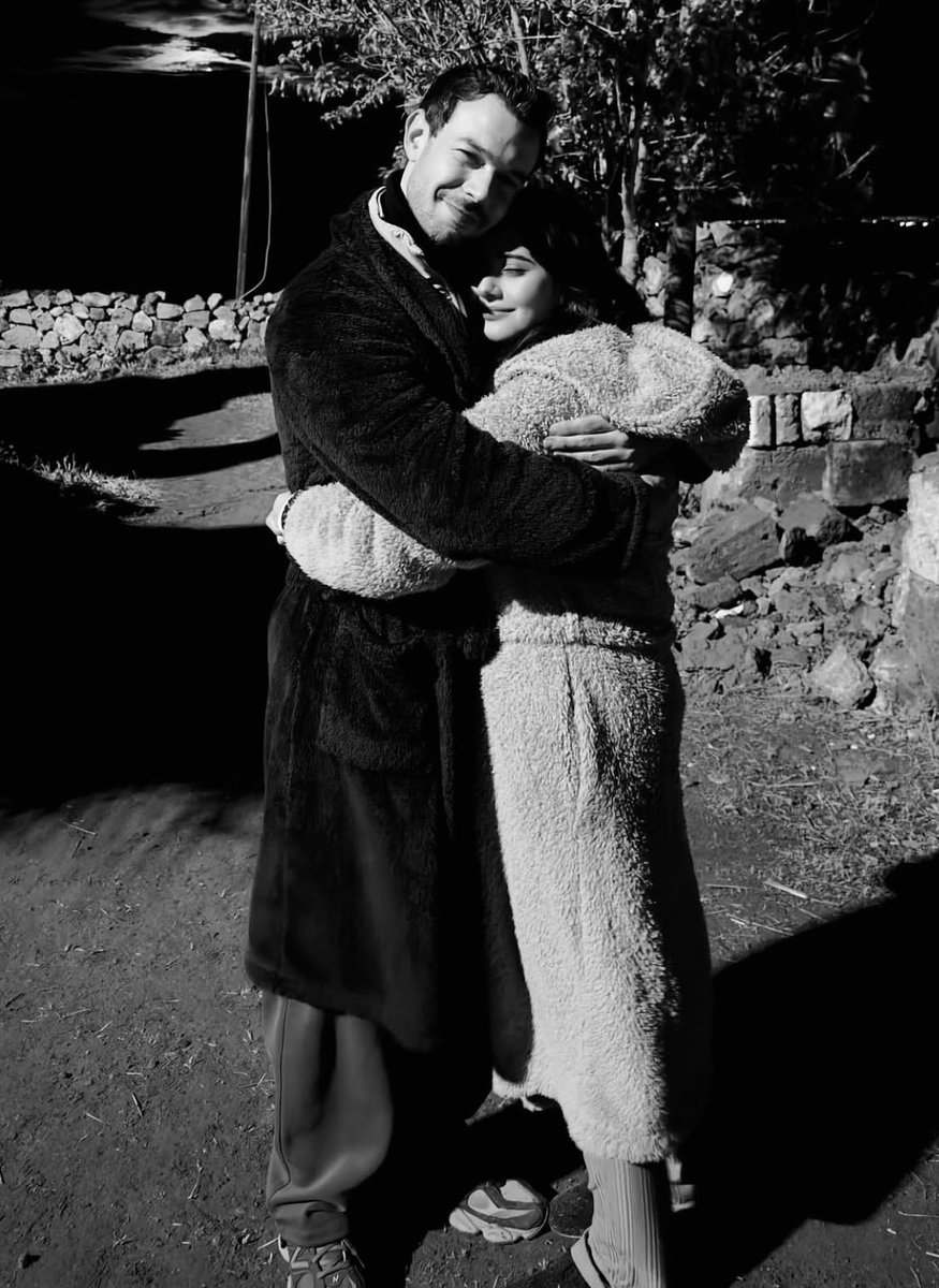 _bisusya_'s tweet photo. Kamera arkasında bile sarıldığımız oğlanla.

#SevdiğimSensin #HelinKandemir #AytaçŞaşmaz #dicer https://t.co/B5VSWcW4Cz