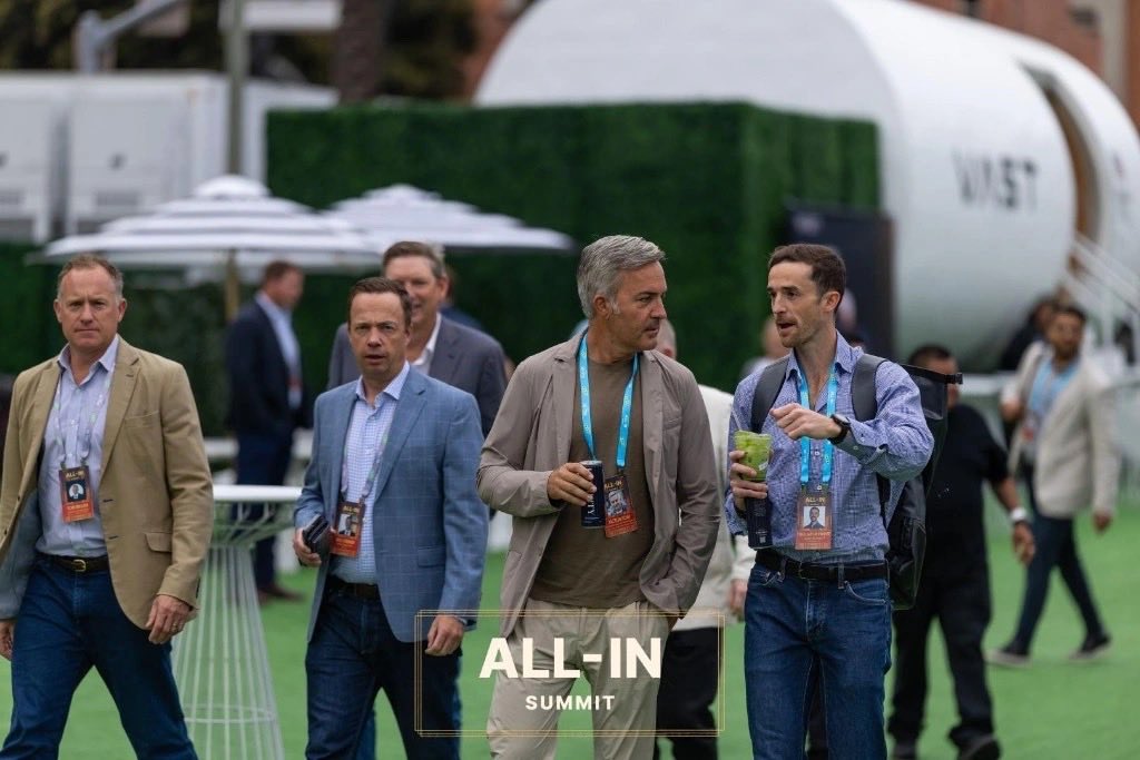 victor_font's tweet photo. Acabo de tornar de dotze dies entre Dubai, Abu Dhabi, Los Angeles i Miami, amb moltes converses i una idea central: el món de l’esport està canviant molt ràpid i les grans institucions tenen davant una oportunitat extraordinària si saben entendre aquesta transformació.

Als Emirats he continuat converses amb responsables públics que pensen l’esport a dècades vista, com a motor de desenvolupament i diversificació. 

A Los Angeles he pogut veure de prop, amb LA Galaxy i AEG, com es connecten esport, estadis/“arenas”, entreteniment i relació amb els aficionats molt més enllà del dia de partit.

A l’@theallinpod Summit he escoltat @JensenHuang, @satyanadella, @elonmusk i molts emprenedors i inversors. Tecnologia, mitjans, entreteniment i esport convergeixen cada vegada més. I enmig de tanta acceleració m’ha quedat també una lliçó més bàsica: cal continuar preguntant, contrastant i fiscalitzant el poder. El debat sobre els riscos de la IA, la intervenció de @bgurley sobre la necessitat d’investigar amb independència l’origen de la Covid o el treball de @nickshirleyy sobre el tren d’alta velocitat de Califòrnia són exemples molt diferents d’una mateixa necessitat: criteri i rendició de comptes.

A Miami he vist Messi marcar el seu gol 100 amb l’@InterMiamiCF i aixecar un nou títol. I parlant amb l’equip directiu hem donat voltes sobre una pregunta que em sembla clau: com converteixes un moment esportiu extraordinari en valor institucional que perduri?

Des de contextos molt diferents, la resposta apunta en la mateixa direcció. Una afició fidel, una història autèntica, una marca global i experiències que importen de veritat a la gent són actius extraordinaris. I un model de propietat dels socis, ben gestionat, pot ser un avantatge diferencial: força una mirada de llarg termini i converteix la comunitat en alguna cosa més que una audiència.

Però cap d’aquests actius es pot donar per descomptat.

Modernitzar no hauria de significar vendre peces del futur per finançar el present. Hauria de significar construir nous negocis i ingressos recurrents, generar més caixa i capacitat d’inversió, utilitzar millor la tecnologia i obrir noves formes de participació, sense diluir la identitat ni renunciar als actius estratègics que fan única una institució.

Això exigeix visió, sí. Però sobretot exigeix talent, governança i execució.

És el tipus de transformació que m’interessa: fer servir negoci i tecnologia per protegir allò que no té substitut.