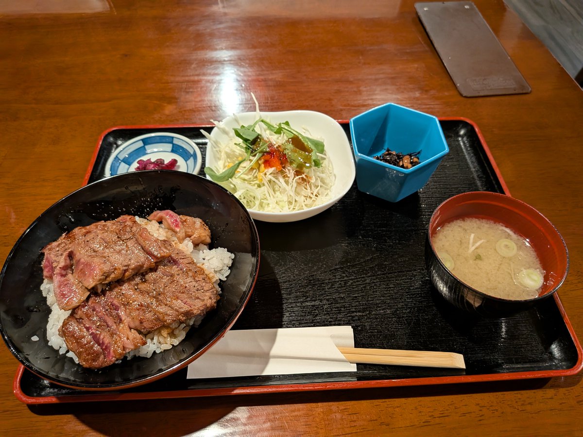 GC_misaki's tweet photo. 晩飯は「あか牛ステーキ丼」
あか牛っていうくらいだからあっさりしてるかと思いきや、美味しい脂のジューシーステーキだった。 https://t.co/0kxHZL06cJ