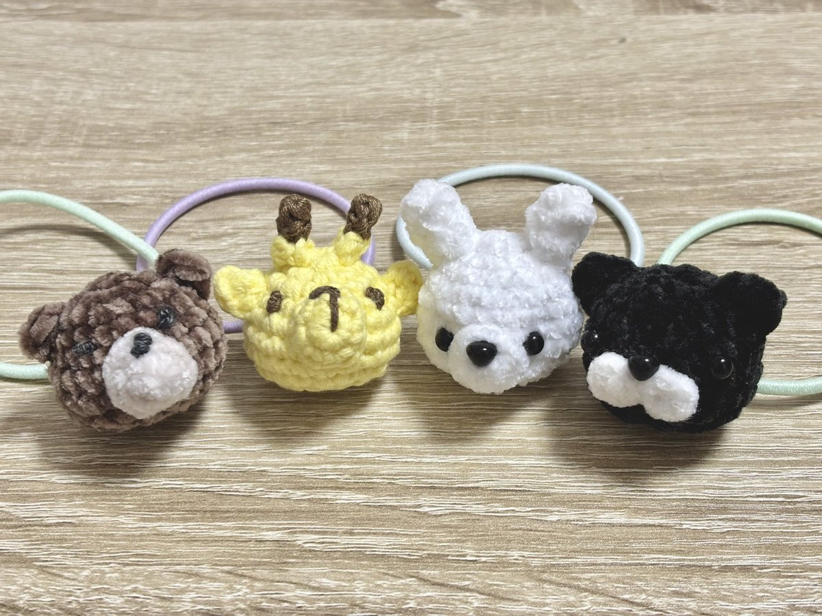 anichibi_'s tweet photo. お試しで作ったヘアゴム♡
お気に入りは、きりんさん♪

明日は大阪に行く予定だが…
新幹線が無事に動いてますように！

#あにちび 
#かわうそ 
#ハンドメイド 
#編み物 
#あみぐるみ 
#ヘアゴム https://t.co/pVwXTzTMG5