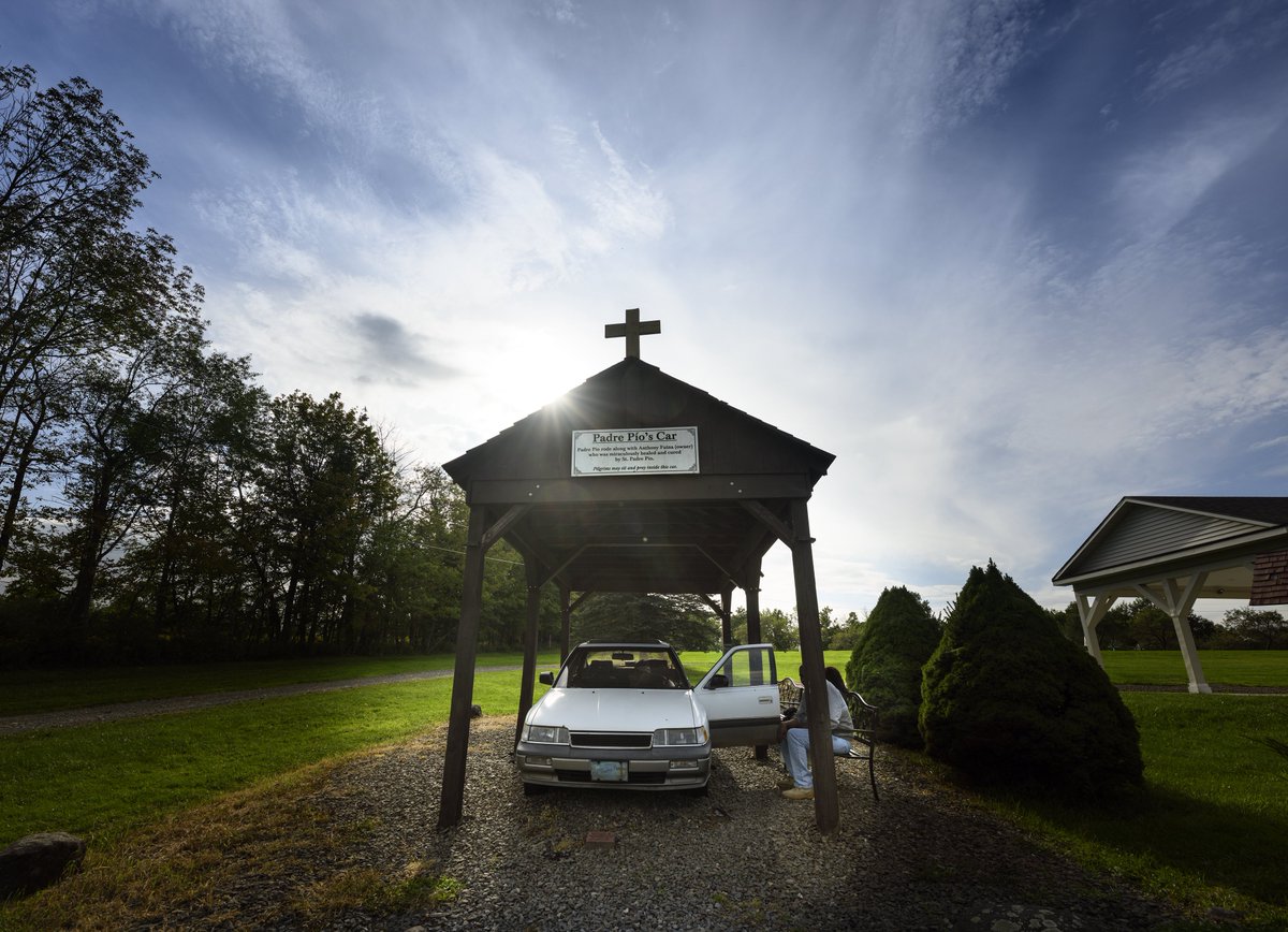 CedarsAndSaints's tweet photo. 🤯— WOW: This Padre Pio story is INSANE.

In 1997, Anthony Fuina picked up a mysterious bearded hitchhiker while waiting for cancer results.

During the drive, the man placed his hand over the area of Anthony’s tumor, prayed, and told him:

“You are healed.”

Doctors later went in to remove the remaining tumor.

There was nothing there.

Years later, Anthony saw a picture of Padre Pio and said:

“That’s him.”

Padre Pio had been dead since 1968.

The actual car from that encounter is still preserved today at a Catholic house of prayer in New York, where people still visit to pray and hear the story.