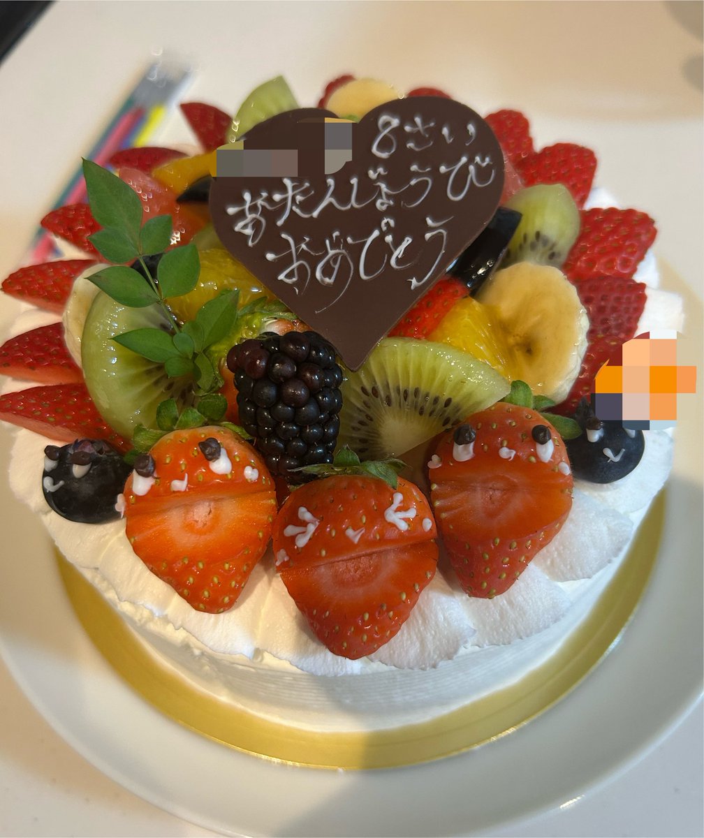 MARU657's tweet photo. 最近末っ子が8歳になり
今回は苺とブルーベリーに顔のあるケーキ🍰 https://t.co/9wAY90h5j8