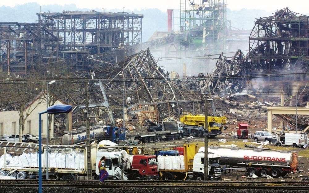 InfosFrancaises's tweet photo. Mémoire : il y a 25 ans, jour pour jour, une énorme explosion avait lieu sur le site de l'usine #AZF de #Toulouse, faisant 31 morts et plus de 4500 blessés. https://t.co/QvxSTz0C6q