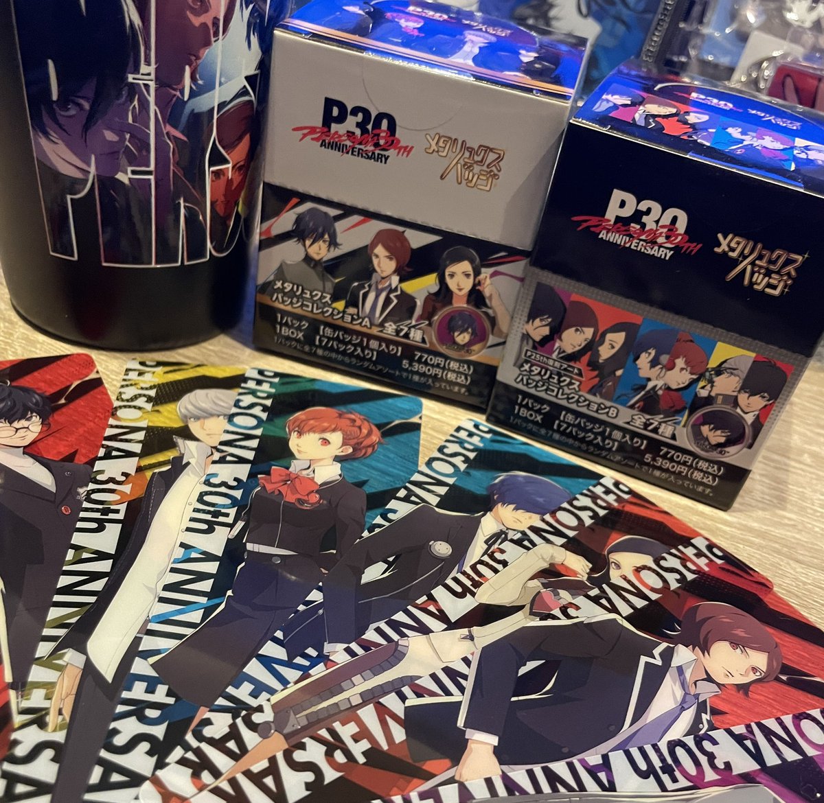 Navinavi_3's tweet photo. 缶バッジAとBで一万円ですか、、、
(我にかえりました、、、

カバー買わないとなんですよ
開けれないw https://t.co/2OA2AMF2lG