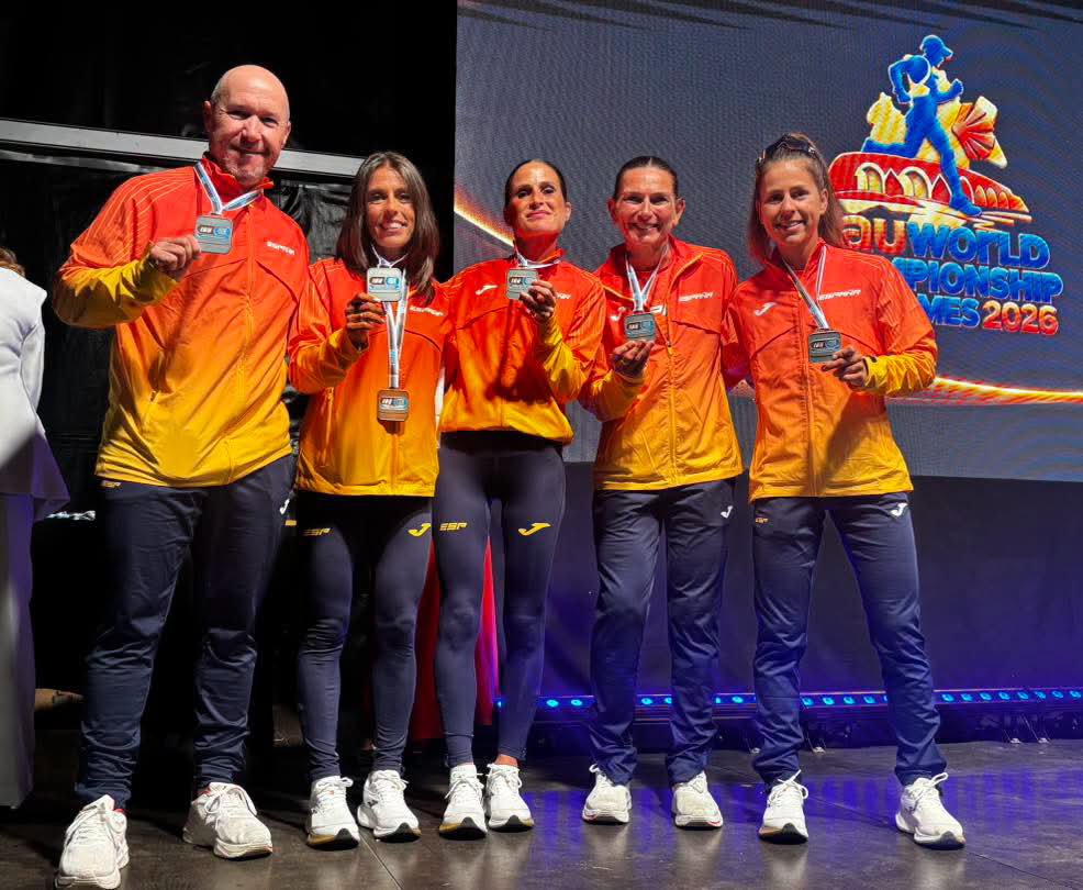 TrailAndalucia's tweet photo. La Sevillana Maria Romero plata mundial con el equipo de España @atletismoRFEA de 100km 
Equipo dirigido por el Malagueño "Kapurro"  que se trajo un bronce individual absoluto Femenino, con la Manchega Gemma Arenas. https://t.co/PANgARuYnO