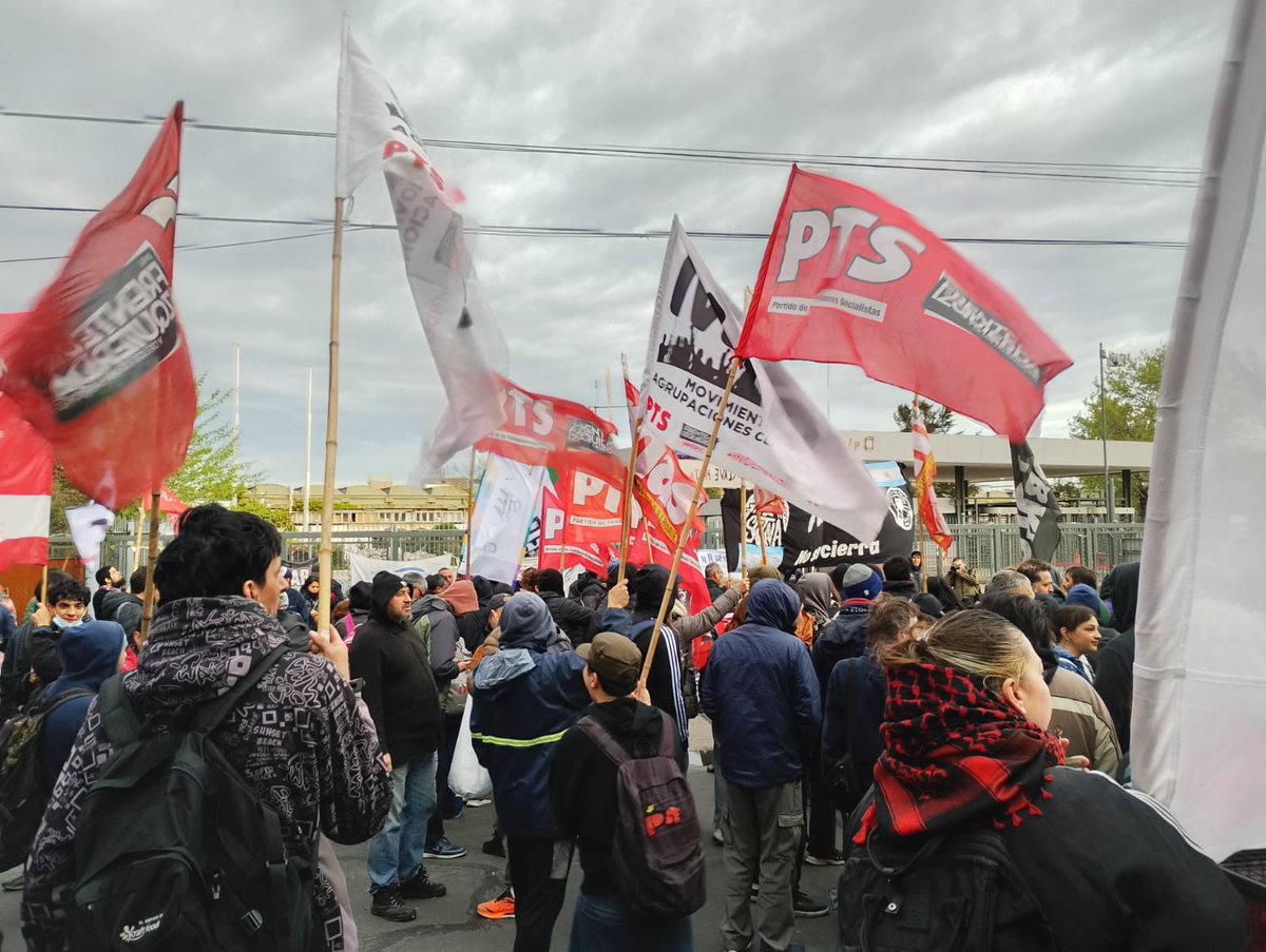 izquierdadiario's tweet photo. @NicolasdelCano @PTSarg Fate no se cierra. Y el desalojo se resiste. https://t.co/4PyJzgh4KC