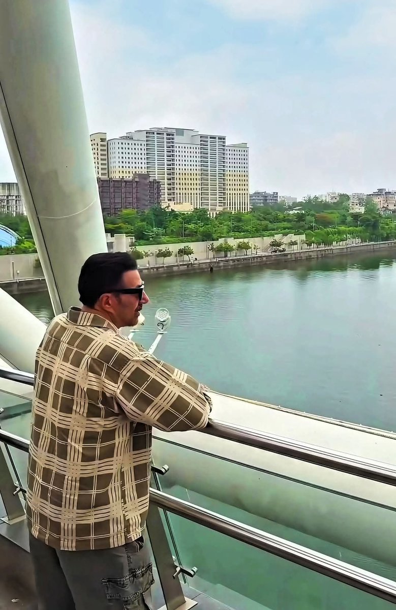 Deol_DushyantYt's tweet photo. What a view 🌊🛳️
#sea #Sunnydeol #view #niceplace #sunnypaji https://t.co/WkzGJQoN7k