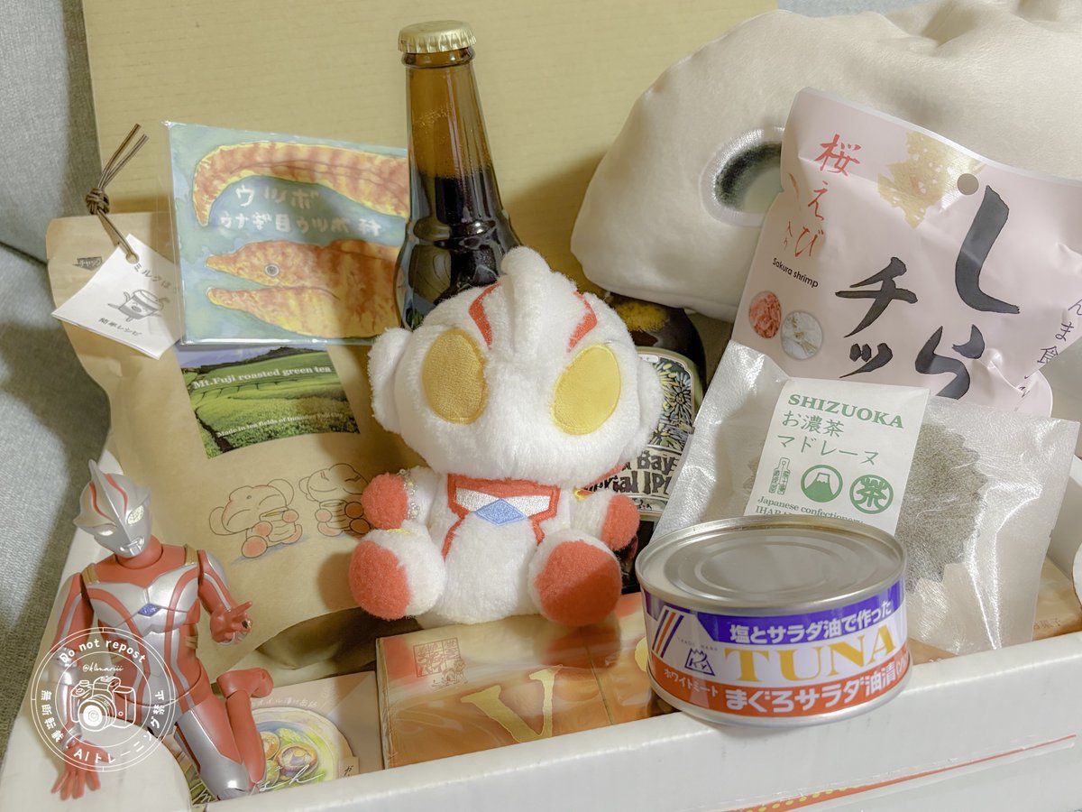 k0mariii's tweet photo. 予算決めて、お互いにご当地美味しいもの交換会したいなぁ〜と呟いたらのってくれたでんさん（@den_imagination ）からさっそく美味しいものが届きまして！

何から食べよう、どうしよう…！わー！めちゃめちゃ嬉しい！！宝箱開けるようでワクワクしました、本当にありがとうございます！わーい！！！ https://t.co/OAdqaYfXpa